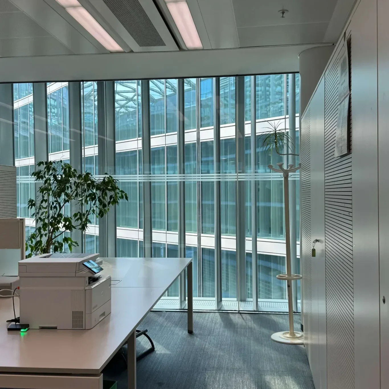 Gereinigter Büroraum – Professionelle Büroreinigung in Leipzig Helles, gründlich gereinigtes Büro mit großen Fensterfronten nach einer professionellen Büroreinigung in Leipzig